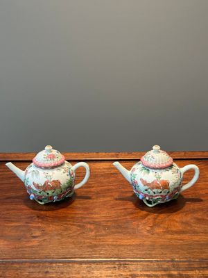 Paire de théières en porcelaine de Chine famille rose à décor de garçons et buffles, Yongzheng — photo 2