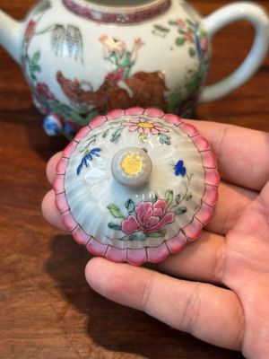Paire de théières en porcelaine de Chine famille rose à décor de garçons et buffles, Yongzheng — photo 3