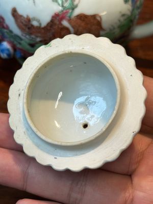 Paire de théières en porcelaine de Chine famille rose à décor de garçons et buffles, Yongzheng — photo 4