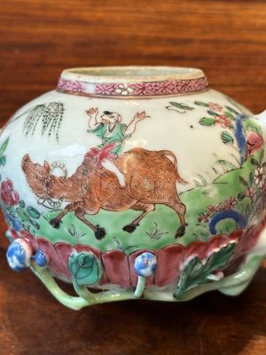 Paire de théières en porcelaine de Chine famille rose à décor de garçons et buffles, Yongzheng — photo 5