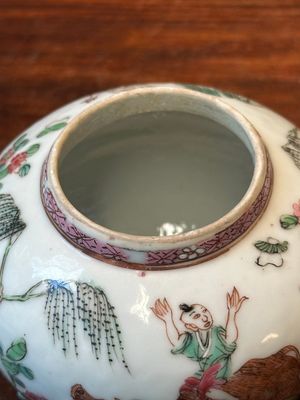 Paire de théières en porcelaine de Chine famille rose à décor de garçons et buffles, Yongzheng — photo 6