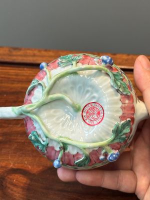 Paire de théières en porcelaine de Chine famille rose à décor de garçons et buffles, Yongzheng — photo 10