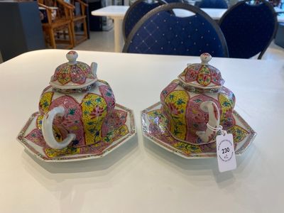Paire de théières sur supports de forme octogonale en porcelaine de Chine famille rose, Yongzheng — photo 2