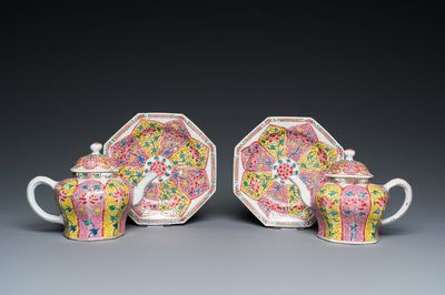 Paire de théières sur supports de forme octogonale en porcelaine de Chine famille rose, Yongzheng