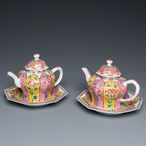 Paire de théières sur supports de forme octogonale en porcelaine de Chine famille rose, Yongzheng — photo 2