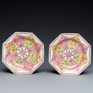 Paire de théières sur supports de forme octogonale en porcelaine de Chine famille rose, Yongzheng — photo 3