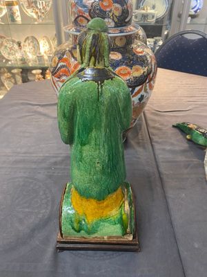 Paire de tuiles faitières en grès émaillé sancai en forme de dauphin et deux figures de guerrier et intellectuel, Ming — photo 8