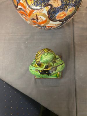 Paire de tuiles faitières en grès émaillé sancai en forme de dauphin et deux figures de guerrier et intellectuel, Ming — photo 9