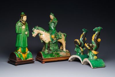 Paire de tuiles faitières en grès émaillé sancai en forme de dauphin et deux figures de guerrier et intellectuel, Ming