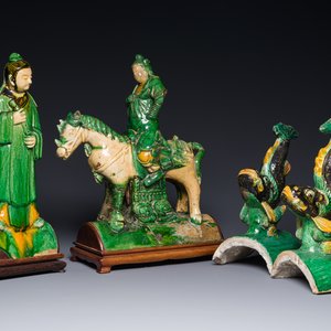 Paire de tuiles faitières en grès émaillé sancai en forme de dauphin et deux figures de guerrier et intellectuel, Ming — photo 1
