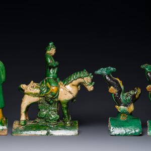 Paire de tuiles faitières en grès émaillé sancai en forme de dauphin et deux figures de guerrier et intellectuel, Ming — photo 3