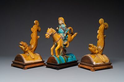 Paire de tuiles faitières en grès émaillé sancai en forme de dauphin et une figure de guerrier, Ming