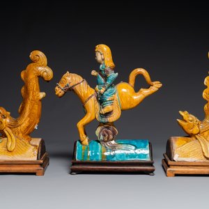 Paire de tuiles faitières en grès émaillé sancai en forme de dauphin et une figure de guerrier, Ming — photo 2
