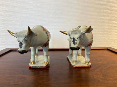 Paire de vaches en porcelaine de Chine de la Compagnie des Indes pour le marché hollandais d'après des modèles en faïence de Delft, Qianlong — photo 2