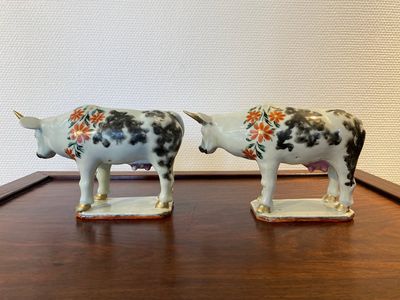 Paire de vaches en porcelaine de Chine de la Compagnie des Indes pour le marché hollandais d'après des modèles en faïence de Delft, Qianlong — photo 3
