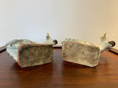 Paire de vaches en porcelaine de Chine de la Compagnie des Indes pour le marché hollandais d'après des modèles en faïence de Delft, Qianlong — photo 6