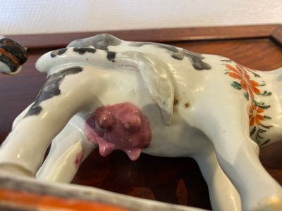 Paire de vaches en porcelaine de Chine de la Compagnie des Indes pour le marché hollandais d'après des modèles en faïence de Delft, Qianlong — photo 8