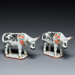 Paire de vaches en porcelaine de Chine de la Compagnie des Indes pour le marché hollandais d'après des modèles en faïence de Delft, Qianlong — photo 1