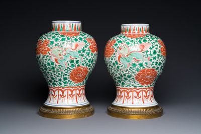 Paire de vase en porcelaine de Chine famille verte à décor de lions bouddhistes aux montures en bronze doré, Kangxi