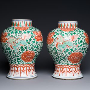 Paire de vase en porcelaine de Chine famille verte à décor de lions bouddhistes aux montures en bronze doré, Kangxi — photo 2