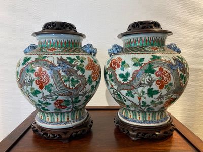 Paire de vases à décor de dragons en porcelaine de Chine famille verte, marque de Chenghua, 19ème — photo 3