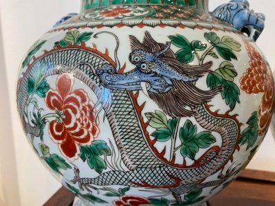 Paire de vases à décor de dragons en porcelaine de Chine famille verte, marque de Chenghua, 19ème — photo 6