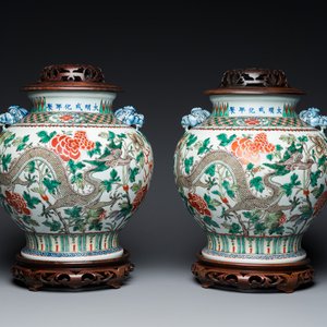 Paire de vases à décor de dragons en porcelaine de Chine famille verte, marque de Chenghua, 19ème — photo 1