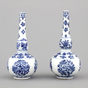 Paire de vases bouteilles en porcelaine de Chine, bleu et blanc, Kangxi — photo 1