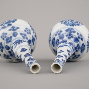 Paire de vases bouteilles en porcelaine de Chine, bleu et blanc, Kangxi — photo 3