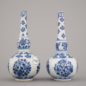 Paire de vases bouteilles en porcelaine de Chine, bleu et blanc, Kangxi — photo 7