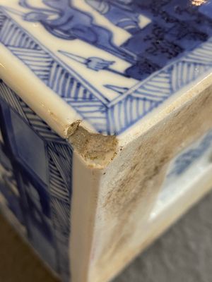 Paire de vases couverts de forme carrée en bleu et blanc aux décors narratifs, Kangxi — photo 17