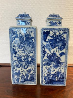 Paire de vases couverts de forme carrée en bleu et blanc aux décors narratifs, Kangxi — photo 4