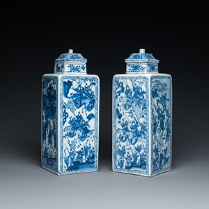 Paire de vases couverts de forme carrée en bleu et blanc aux décors narratifs, Kangxi — photo 1
