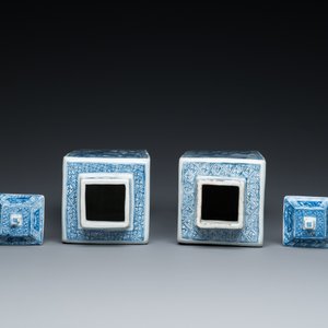 Paire de vases couverts de forme carrée en bleu et blanc aux décors narratifs, Kangxi — photo 7