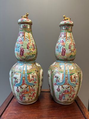 Paire de vases couverts de forme double gourde en porcelaine de Chine famille rose de Canton, 19ème — photo 1