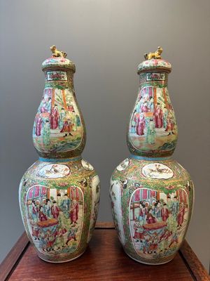 Paire de vases couverts de forme double gourde en porcelaine de Chine famille rose de Canton, 19ème — photo 3
