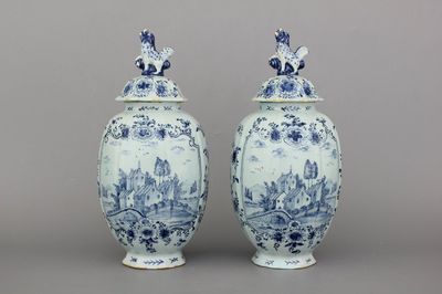 Paire de vases couverts en faïence de Delft, bleu et blanc, 18e