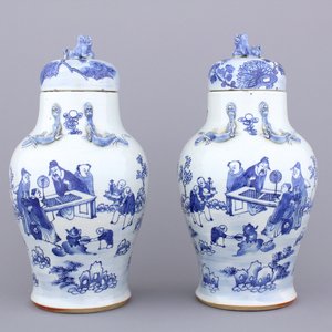 Paire de vases couverts en porcelaine de Chine, bleu et blanc, 19e — photo 1
