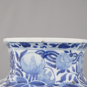 Paire de vases couverts en porcelaine de Chine, bleu et blanc, Kangxi, env. 1700 — photo 5