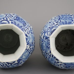 Paire de vases couverts en porcelaine de Chine, bleu et blanc, Kangxi, env. 1700 — photo 9