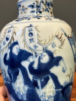 Paire de vases couverts en porcelaine de Chine en bleu, blanc et rouge de cuivre, marque de Kangxi, 19ème — photo 17