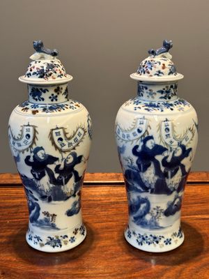 Paire de vases couverts en porcelaine de Chine en bleu, blanc et rouge de cuivre, marque de Kangxi, 19ème — photo 3