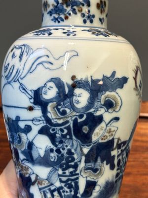 Paire de vases couverts en porcelaine de Chine en bleu, blanc et rouge de cuivre, marque de Kangxi, 19ème — photo 8