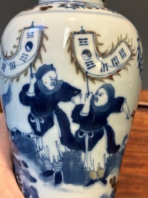 Paire de vases couverts en porcelaine de Chine en bleu, blanc et rouge de cuivre, marque de Kangxi, 19ème — photo 10