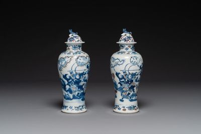Paire de vases couverts en porcelaine de Chine en bleu, blanc et rouge de cuivre, marque de Kangxi, 19ème