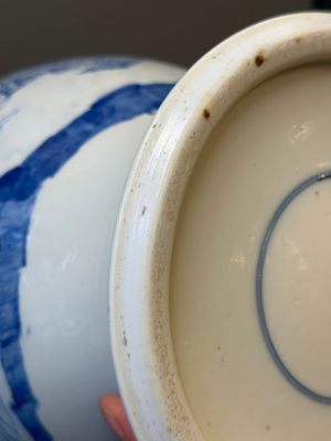 Paire de vases couverts en porcelaine de Chine en bleu et blanc à décor figuratif, 19ème — photo 16