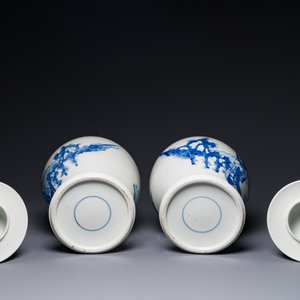 Paire de vases couverts en porcelaine de Chine en bleu et blanc à décor figuratif, 19ème — photo 5