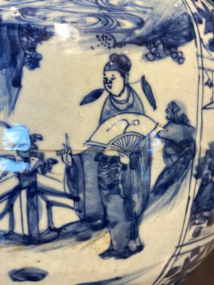 Paire de vases couverts en porcelaine de Chine en bleu et blanc aux décors figuratifs, Ming — photo 16