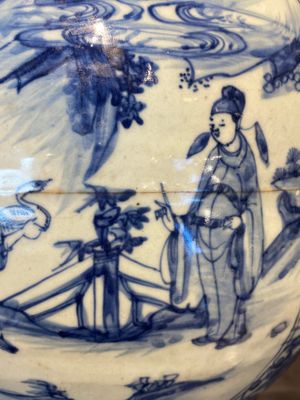 Paire de vases couverts en porcelaine de Chine en bleu et blanc aux décors figuratifs, Ming — photo 17
