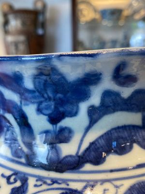 Paire de vases couverts en porcelaine de Chine en bleu et blanc aux décors figuratifs, Ming — photo 20